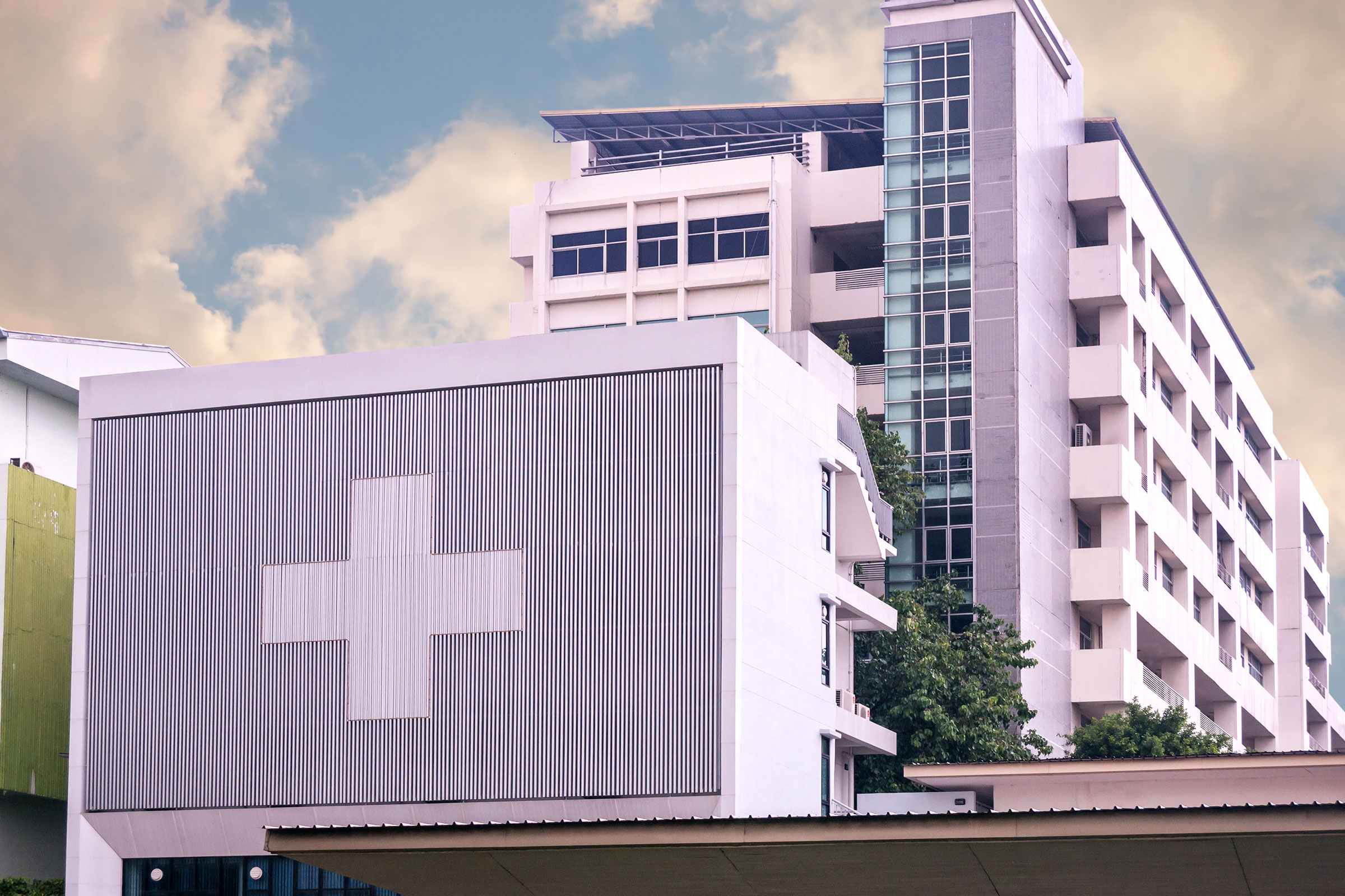 cirQum-audits-cros Aussenansicht eines Klinikgebäudes.