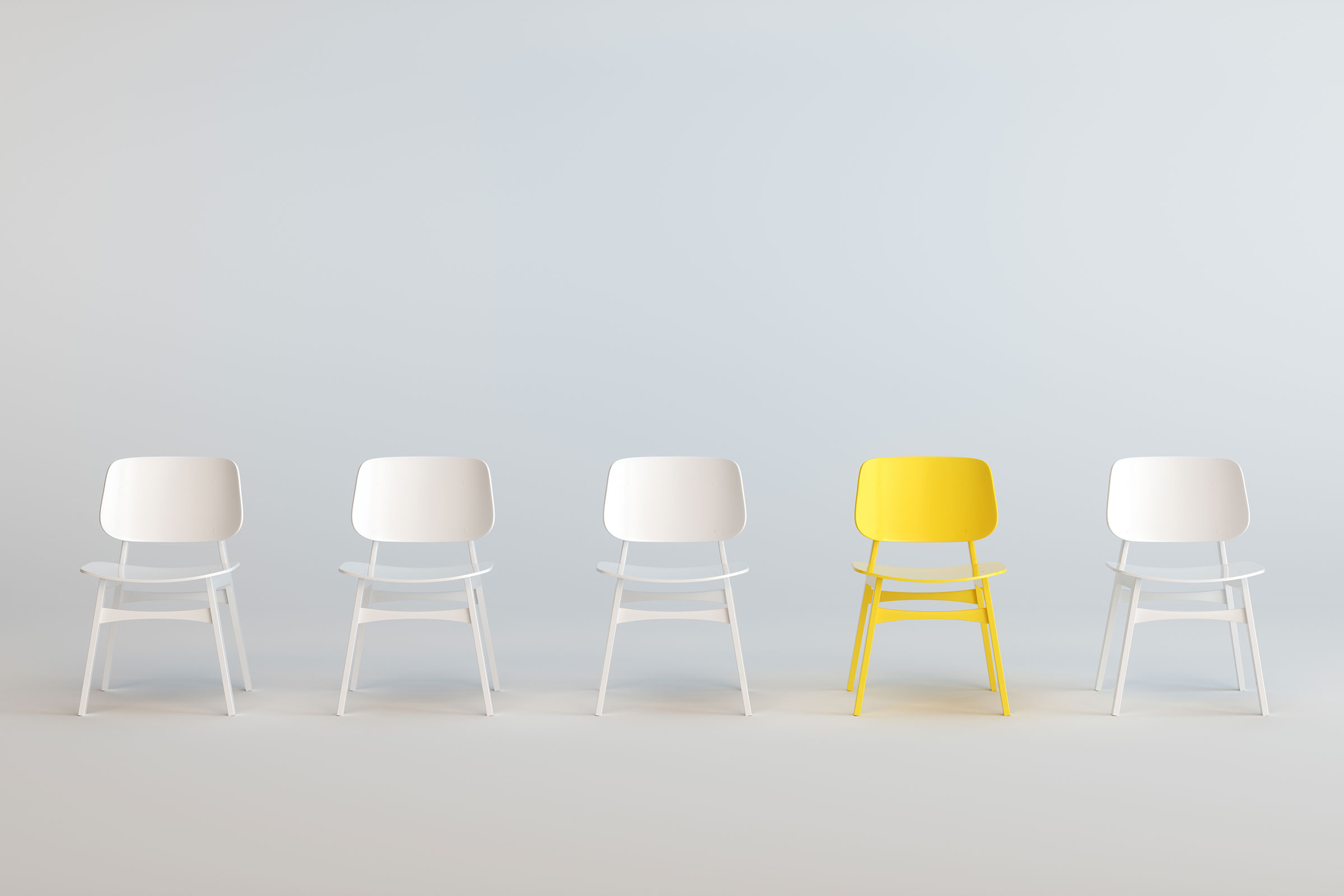 cirQum-beratung-abweichungsmanagement Eine Reihe von vier weissen Stühlen und einem gelben Stuhl.