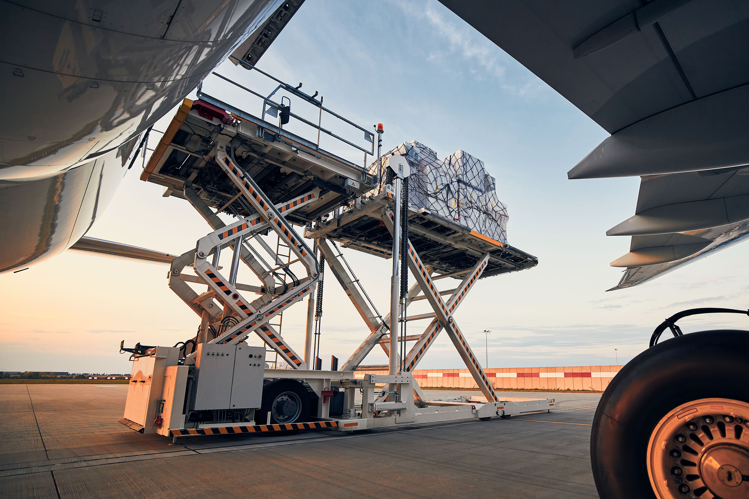 cirQum-beratung-transportverifizierung Ein Flugzeug wird auf einem Flughafen beladen.