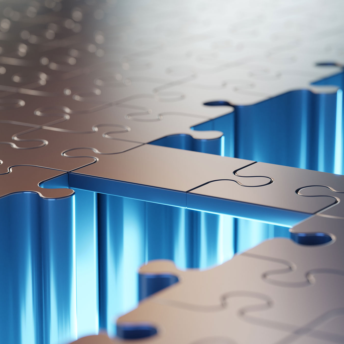 cirQum-beratung Blaue Säulen mit silberner Oberfläche sind als Puzzlestücke miteinander verbunden und bilden so zwei Plateaus, zwischen denen ein tiefer Abgrund klafft. Zwei flache Puzzlestücke überbrücken wie eine Brücke den Abgrund und verbinden so die beiden Plateaus miteinander.