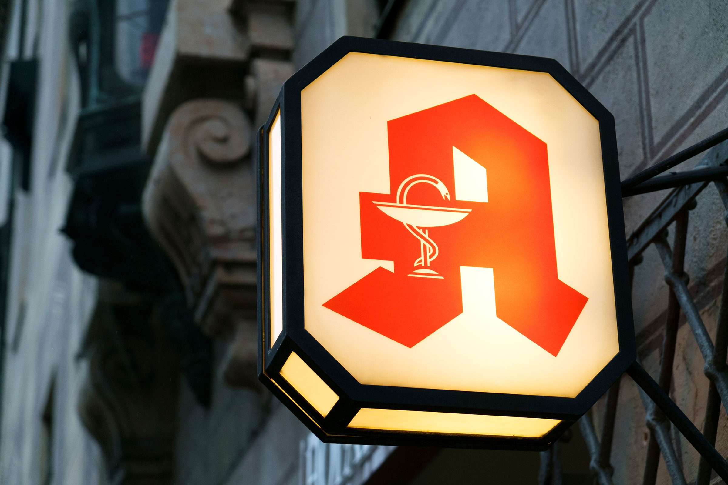 cirQum-cannabis-kunden Beleuchtetes Schild einer Apotheke.