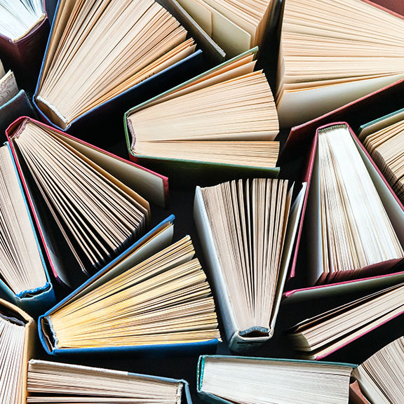 cirQum-publikationen Mehrere Buchkanten sind von oben zu sehen.