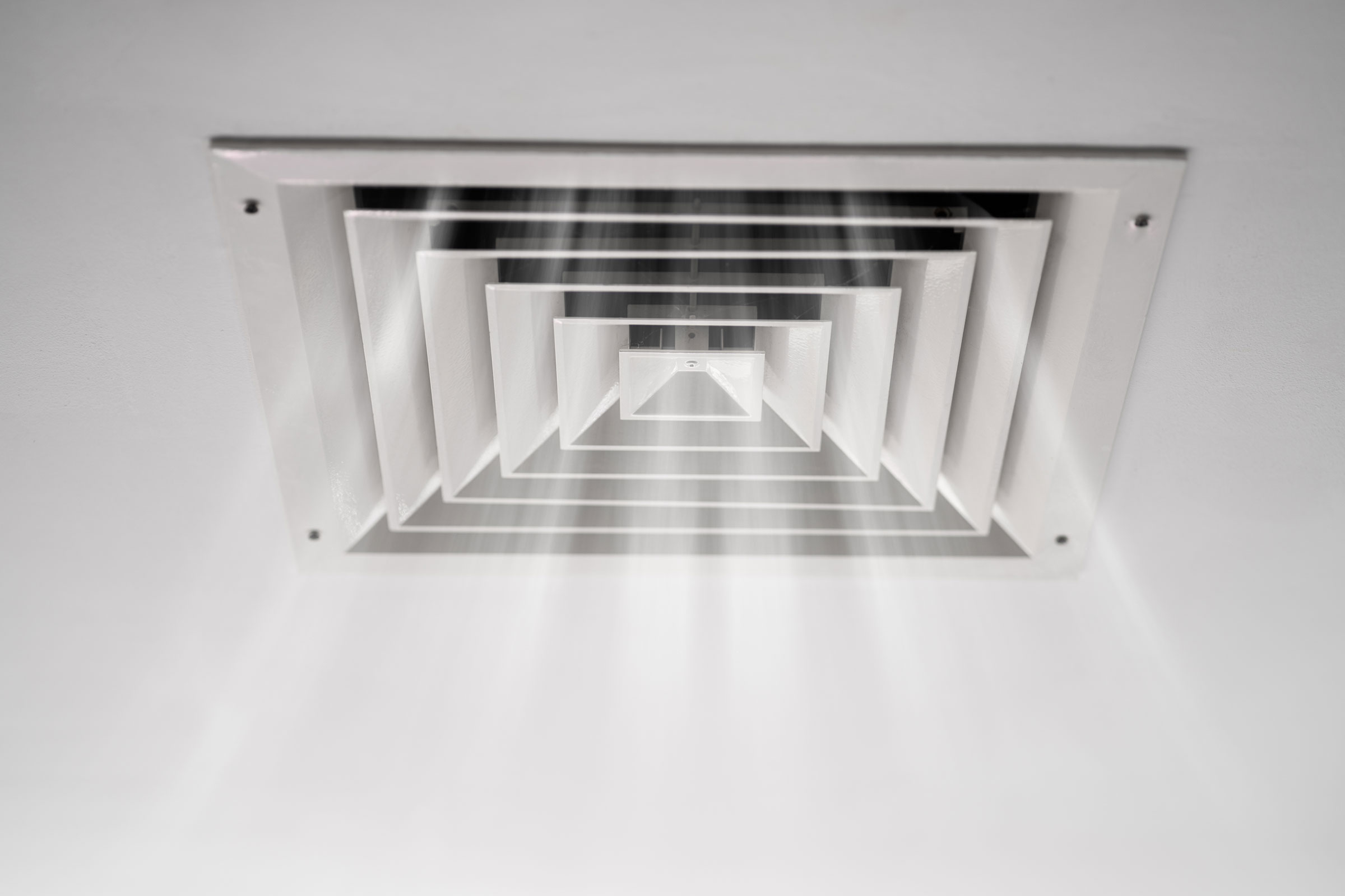 cirQum-schulungen-lueftungsanlagen Ansicht einer Deckenlüftung.