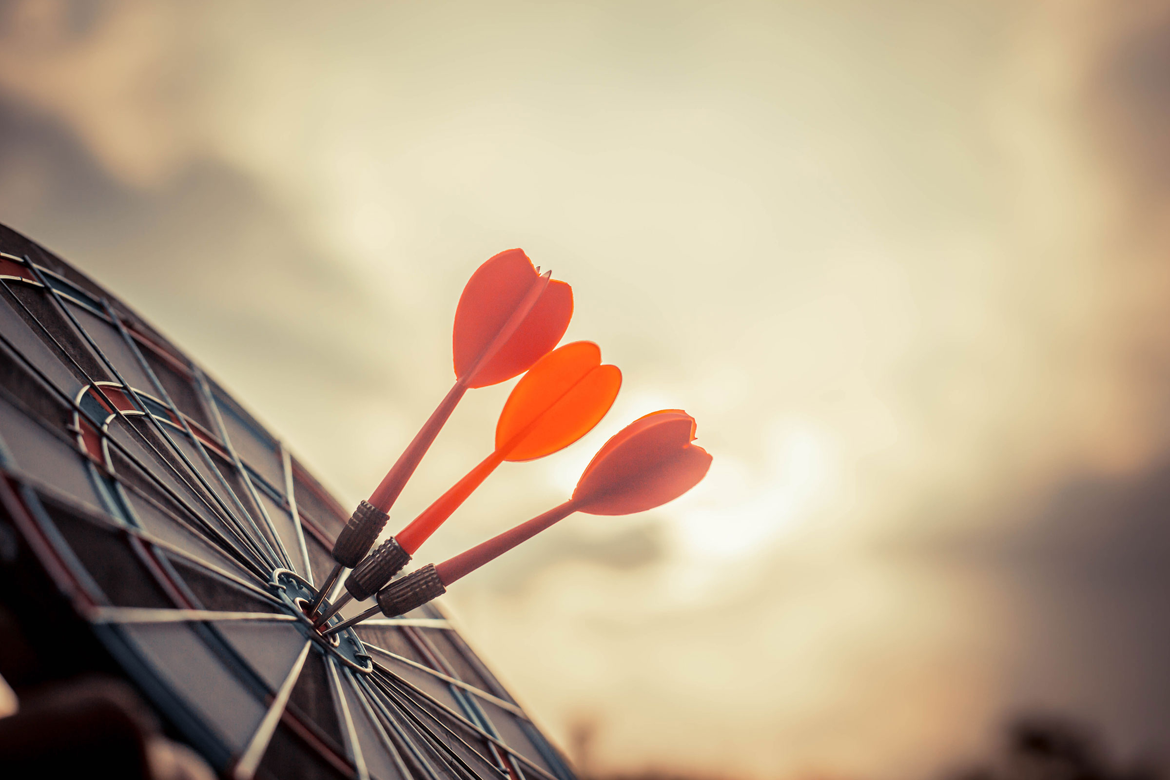 cirQum-schulungen-prozessvalidierung In einer Dartscheibe stecken drei Pfeile in der Mitte.