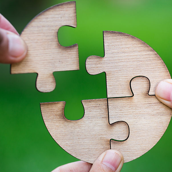 cirQum-schulungen Vier Puzzleteile werden zu einem Kreis zusammengesetzt.